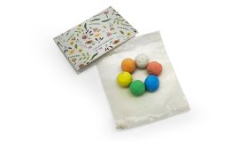 Farbige Samenbomben